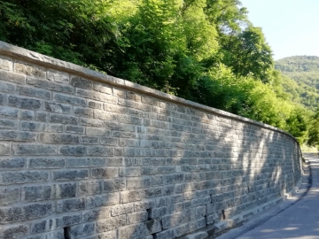 Muro in massello con copertina a spacco naturale