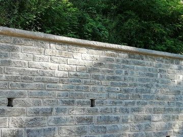 Muro in massello con copertina a spacco naturale