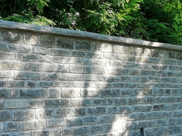 Muro in massello con copertina a spacco naturale